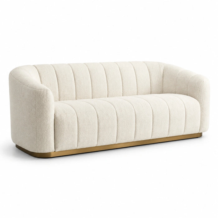Sofá de tres plazas de tela beige con base de metal